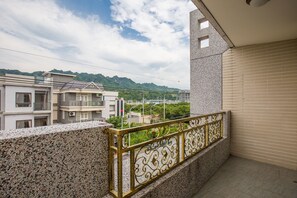 Habitación cuádruple Deluxe | Escritorio, cortinas opacas, wifi gratis y ropa de cama