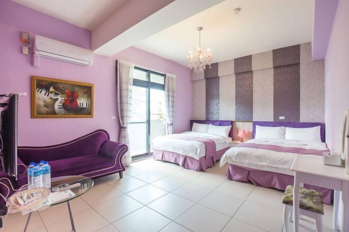 Escritorio, cortinas opacas, wifi gratis y ropa de cama