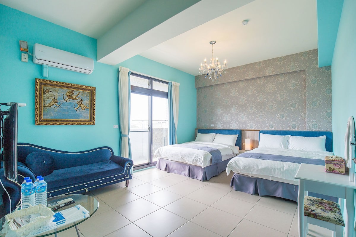 Habitación cuádruple Deluxe | Escritorio, cortinas opacas, wifi gratis y ropa de cama