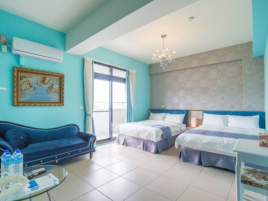 Habitación cuádruple Deluxe | Escritorio, cortinas opacas, wifi gratis y ropa de cama