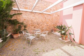 Outdoor dining - Comfortable apartments in the center of Capoterra (Capoterra)