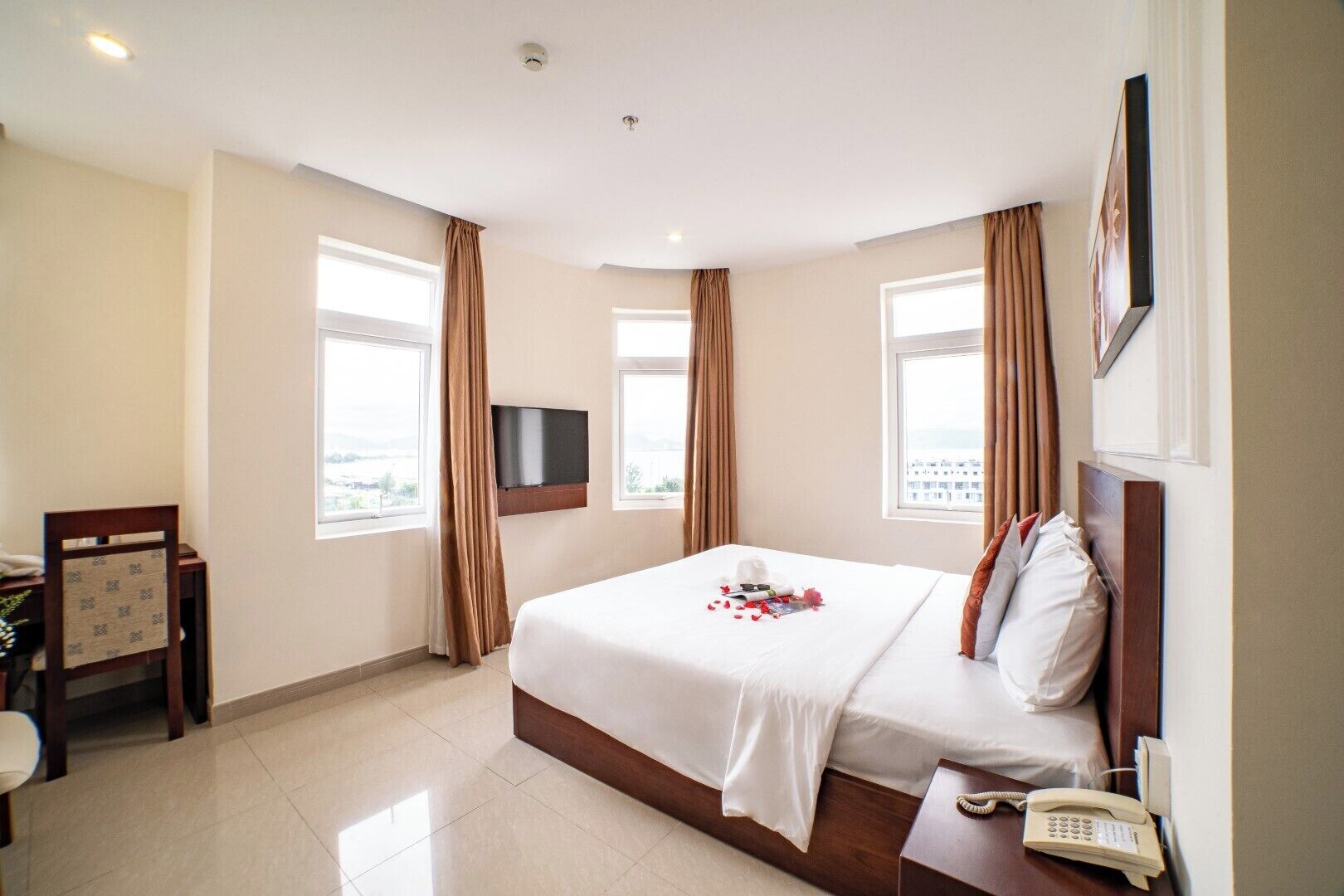 1 bedroom, minibar, individually furnished, desk