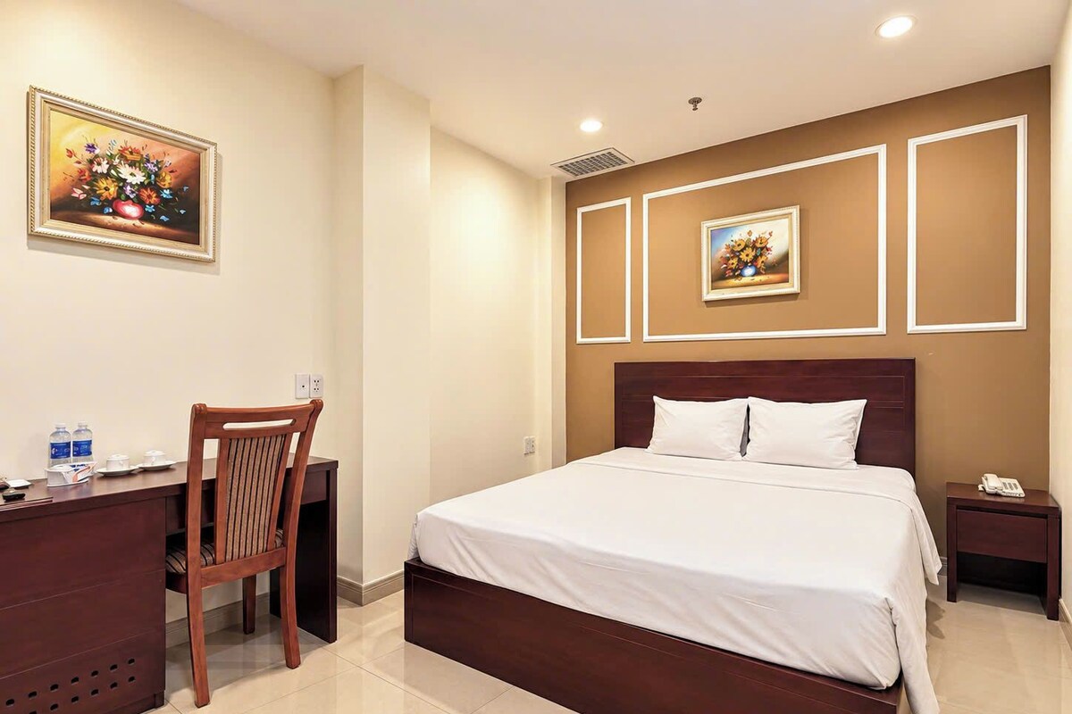 Superior Room, No Window | 1 bedroom, minibar, desk, laptop workspace