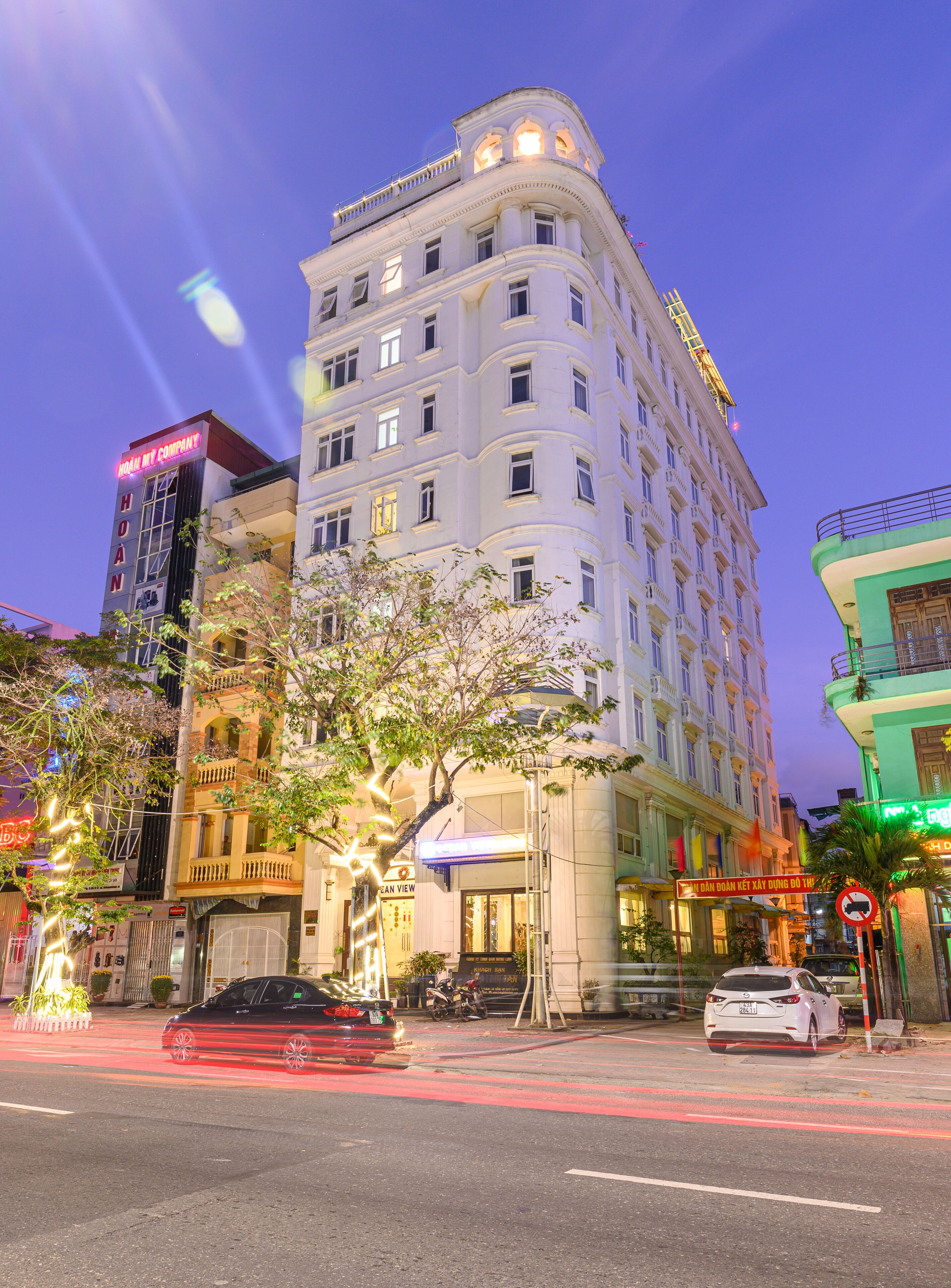 숙박 시설 정면 - 저녁/밤