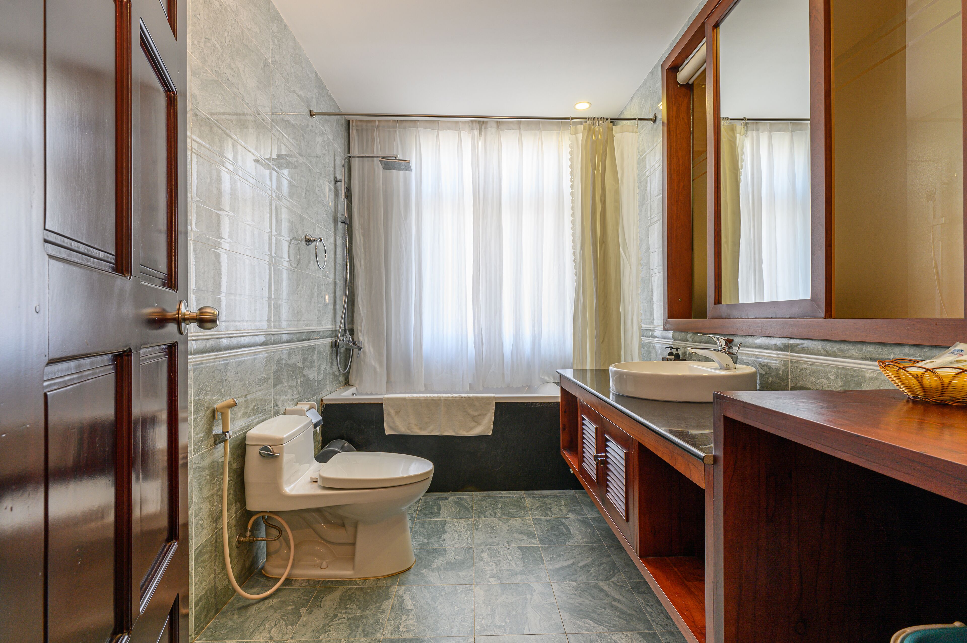 shower, rainfall showerhead, free toiletries, hair dryer