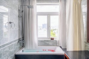 1 bedroom, minibar, individually furnished, desk - Lychee Hotel (Da Nang)