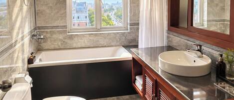 Un baño moderno con bañera, inodoro y lavamanos.