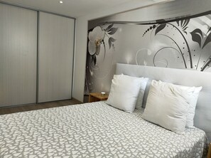 2 bedrooms, iron/ironing board, WiFi