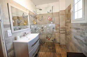 Dusche, Haartrockner, Handtücher, Toilettenpapier