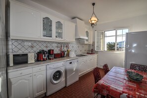 ثلاجة، ميكروويف، موقد طهي مسطح، غسالة أطباق