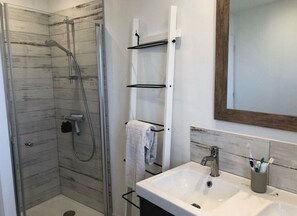 Bruser, hårtørrer, håndklæder, Toiletpapir