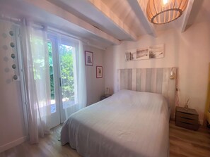 4 habitaciones, tabla de planchar con plancha y cuna de viaje 
