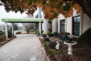 Property grounds - 2-Bedroom Luxury Suite with Kitchen in Minneapolis Boutique Hotel (Minneapolis)