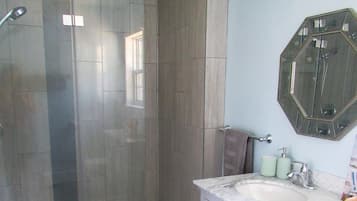 Douche, sèche-cheveux, serviettes fournies, savon