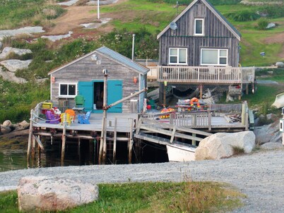 Romantic, oceanfront, renovated luxury cottage at a beach and near Halifax