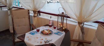 CAPTAIN-HOUSE ON THE WAVE ---  CAPTAIN-HOUSE ΠΑΝΩ ΣΤΟ ΚΥΜΑ 