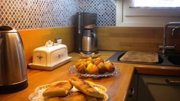 Fridge, oven, dishwasher, coffee/tea maker