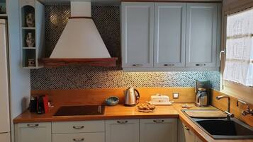 Fridge, oven, dishwasher, coffee/tea maker