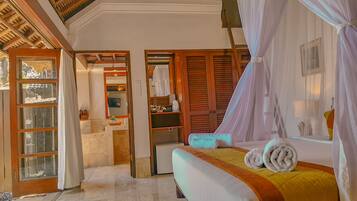 Free minibar, in-room safe, desk, soundproofing