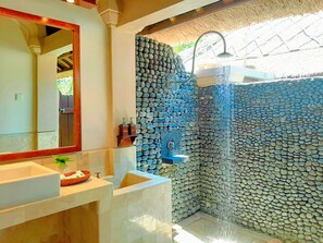 Shower, free toiletries, hair dryer, slippers - Mimpi Resort Tulamben (Tulamben)