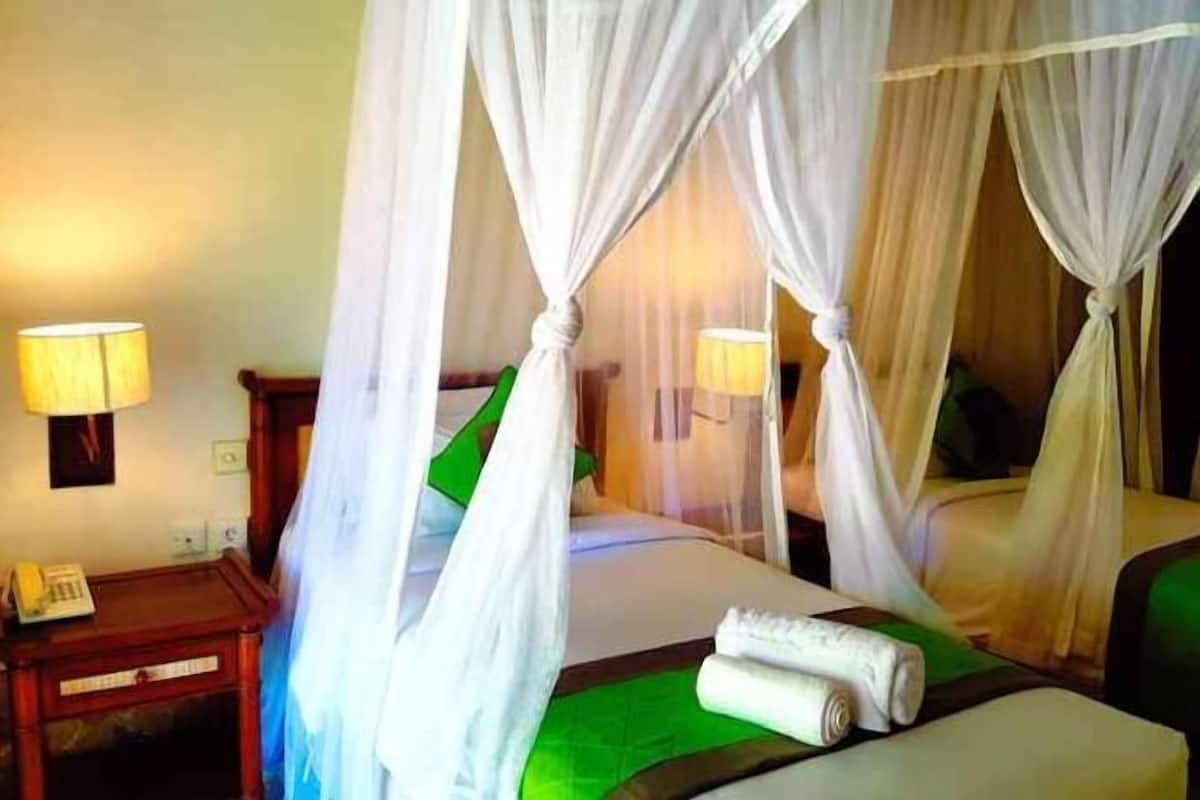 Minibar con artículos gratuitos y caja de seguridad en la habitación