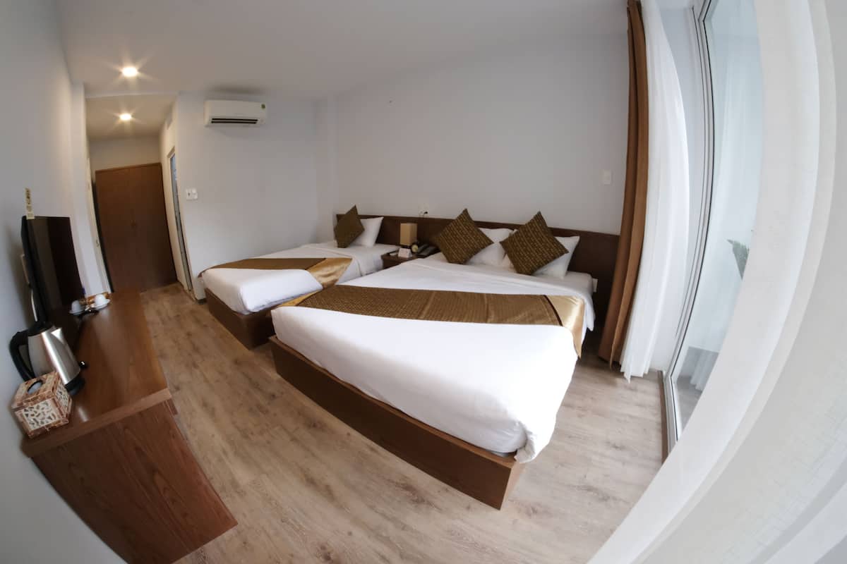 Deluxe Triple Room | 1 bedroom, premium bedding, minibar, desk