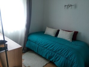 2 bedrooms, iron/ironing board, bed sheets, wheelchair access