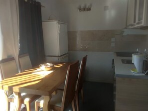 Fridge, oven, stovetop, coffee/tea maker