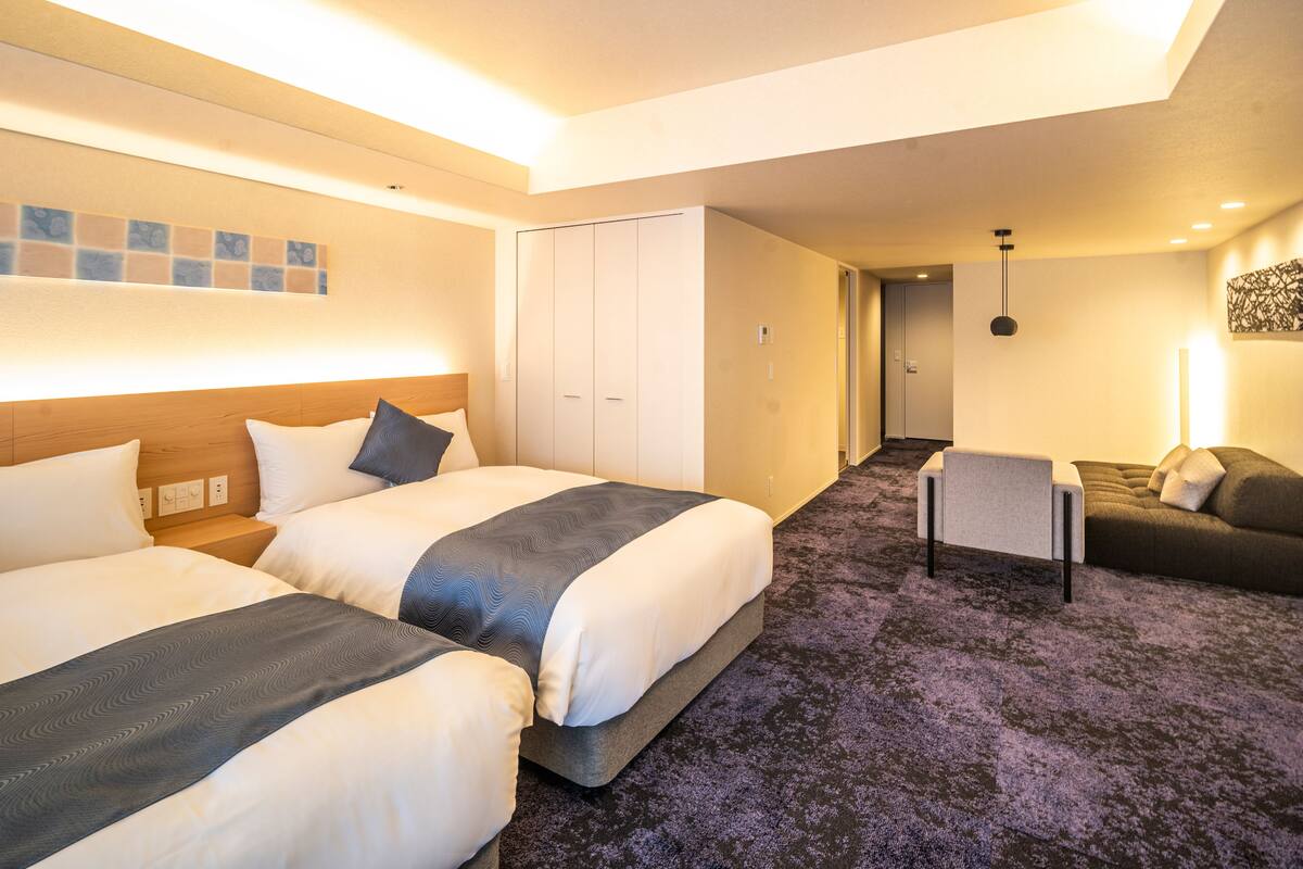Premium bedding, in-room safe, blackout curtains
