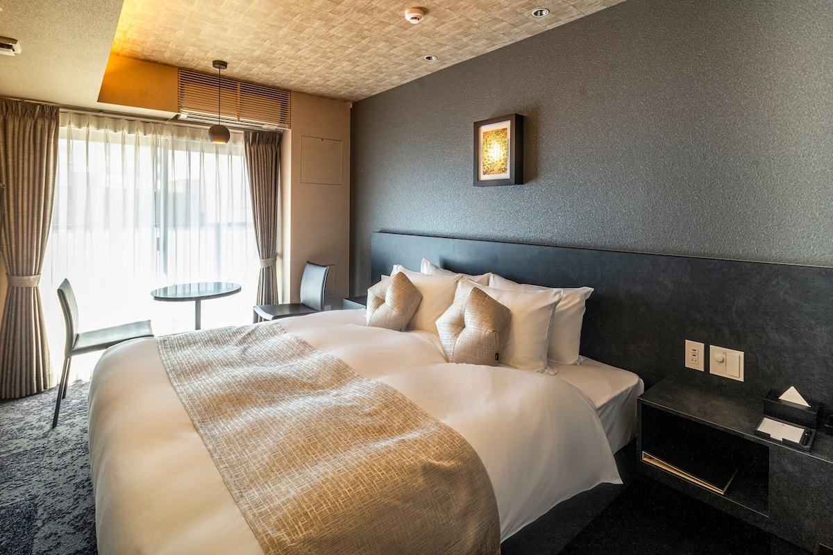 Superior-værelse - ikke-ryger (Opening Plan, King Room) | Premium-sengetøj, pengeskab på værelset, mørklægningsgardiner