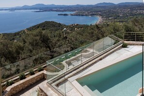 Outdoor pool, a heated pool - Bolla D oro Luxury villas_Villa Oliva - Breathtaking view from a luxury Villa (Spartilas)