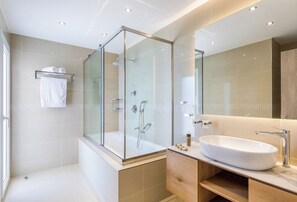 Combined shower/bathtub, eco-friendly toiletries, hair dryer, towels - Bolla D oro Luxury villas_Villa Oliva - Breathtaking view from a luxury Villa (Spartilas)