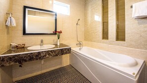 Familienzimmer | Badezimmer | Kostenlose Toilettenartikel, Haartrockner, Hausschuhe, Handtücher