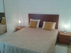 3 habitaciones, tabla de planchar con plancha y cuna de viaje 