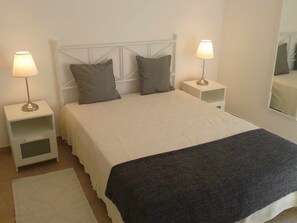 3 bedrooms, iron/ironing board, travel cot, free WiFi - House with 3 bedrooms on the ground floor overlooking the pool. (Vimieiro)