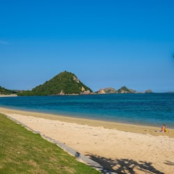Una playa cerca, arena blanca