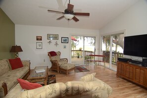 Smart-TV, DVD-spiller, bøker og musikkbibliotek