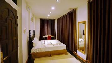 أغطية فراش متميزة وأسرّة بإسفنج يتكيف مع شكل الجسم ومكتب وستائر تعتيم