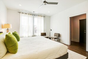 3 bedrooms, desk, iron/ironing board, free WiFi - Mockingbird | Rooftop Views, Walk to Broadway (Nashville)