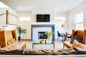 Smart-TV, Kamin, DVD-Player, Bücher