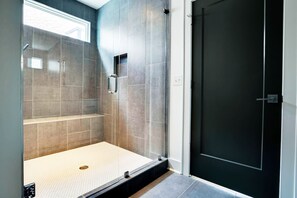 Combined shower/bathtub, hair dryer, towels