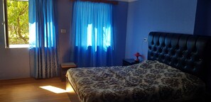4 bedrooms, desk, iron/ironing board, WiFi