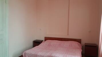 4 bedrooms, desk, iron/ironing board, WiFi