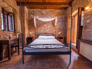 Iron/ironing board, bed sheets