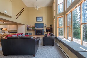 TV, fireplace - Amazing location right on the ski way - bright home with private hot tub (Silver Star Mountain)