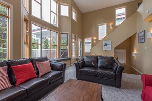 TV, fireplace - Amazing location right on the ski way - bright home with private hot tub (Silver Star Mountain)