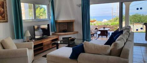 TV, lareira, DVD player, mesa de pingue-pongue