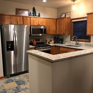 Refrigerador, microondas, horno y parrilla de estufa 