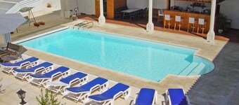 Haus mit 4 Schlafzimmern, Terrasse mit Blick auf den Pool.