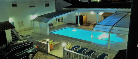 Una piscina cubierta, una piscina climatizada